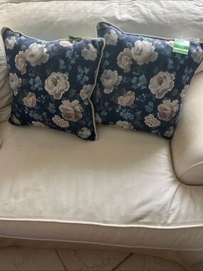 ASHLAND FLIRAL PILLOW 16" LOT OF 2 NWT